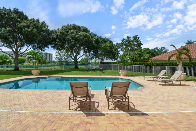 2801 Embassy Drive, West Palm Beach, FL 33401