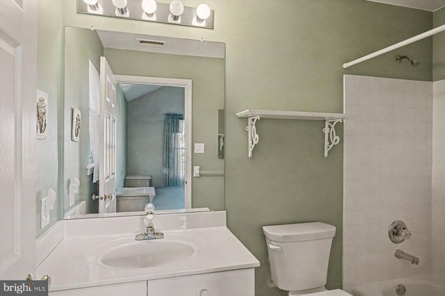 606 JULIAN DR W, Warwick, PA 18974