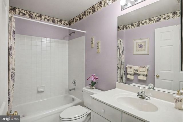 606 JULIAN DR W, Warwick, PA 18974