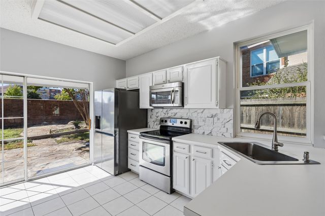 428 Arbor Creek Drive, Euless, TX 76039