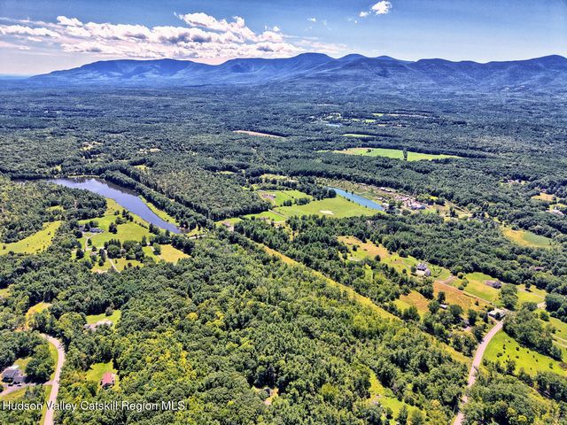 8 Autumn Lane, Freehold, NY 12431