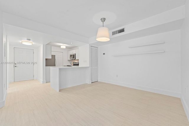 903 NE 199th ST 104, Miami, FL 33179