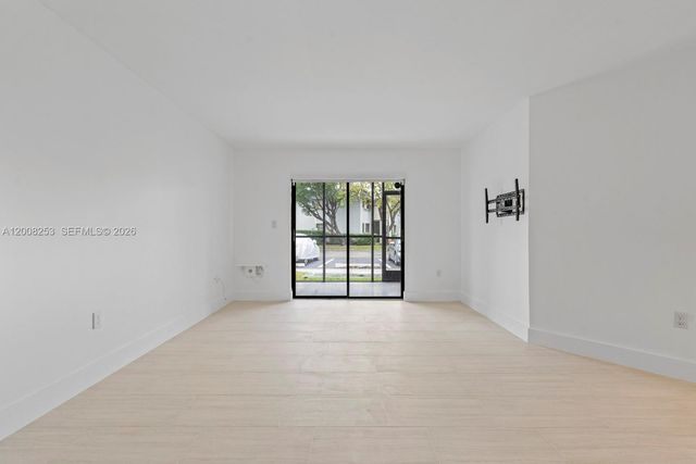 903 NE 199th ST 104, Miami, FL 33179