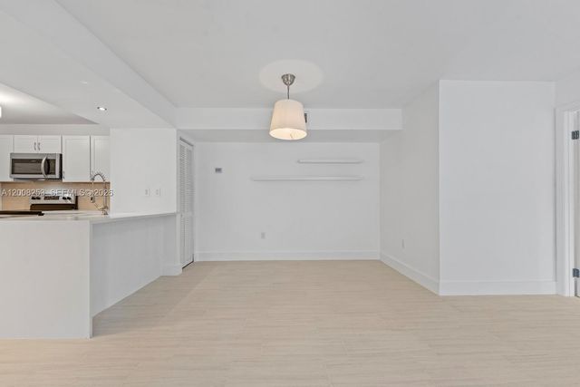 903 NE 199th ST 104, Miami, FL 33179