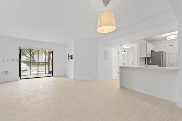 903 NE 199th ST 104, Miami, FL 33179