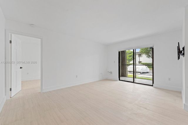 903 NE 199th ST 104, Miami, FL 33179