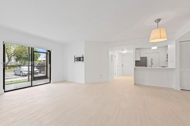 903 NE 199th ST 104, Miami, FL 33179