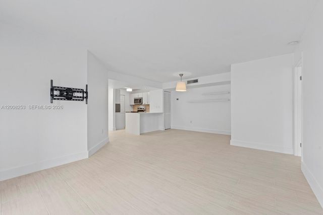 903 NE 199th ST 104, Miami, FL 33179