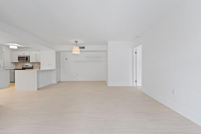 903 NE 199th ST 104, Miami, FL 33179