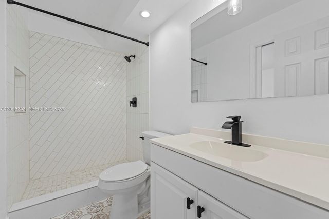 903 NE 199th ST 104, Miami, FL 33179