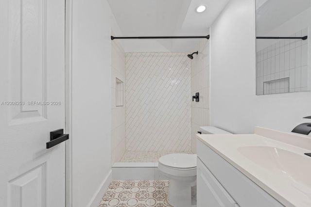 903 NE 199th ST 104, Miami, FL 33179