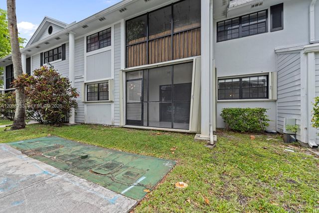 903 NE 199th ST 104, Miami, FL 33179