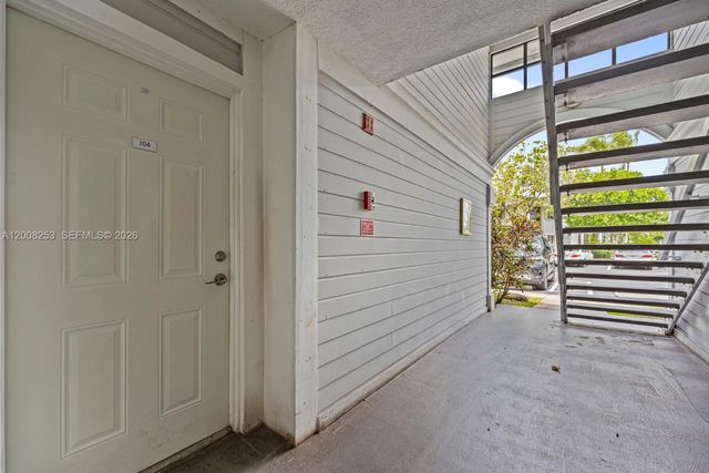 903 NE 199th ST 104, Miami, FL 33179