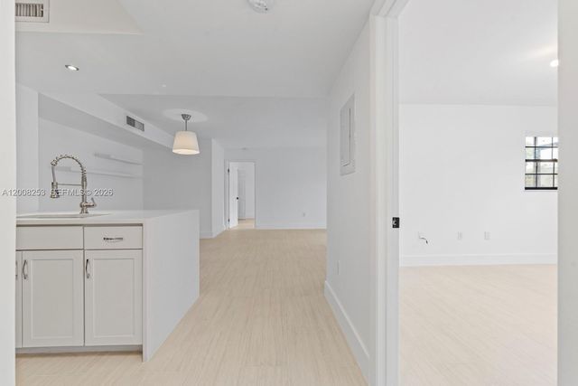 903 NE 199th ST 104, Miami, FL 33179