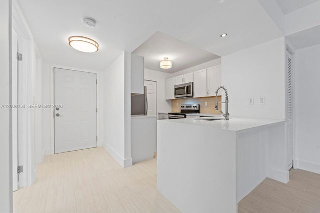 903 NE 199th ST 104, Miami, FL 33179