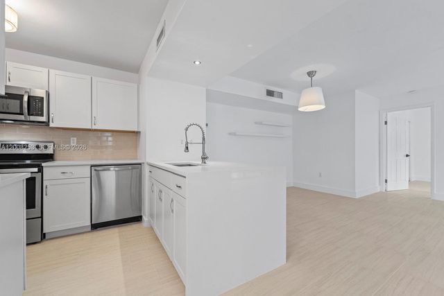 903 NE 199th ST 104, Miami, FL 33179