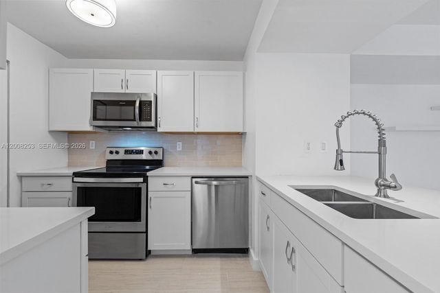 903 NE 199th ST 104, Miami, FL 33179