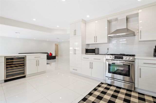 21100 Highland Lakes Blvd, Miami, FL 33179