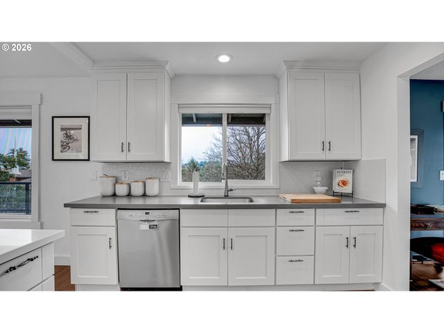 17920 MEADOWLARK Ln, Lake Oswego, OR 97034