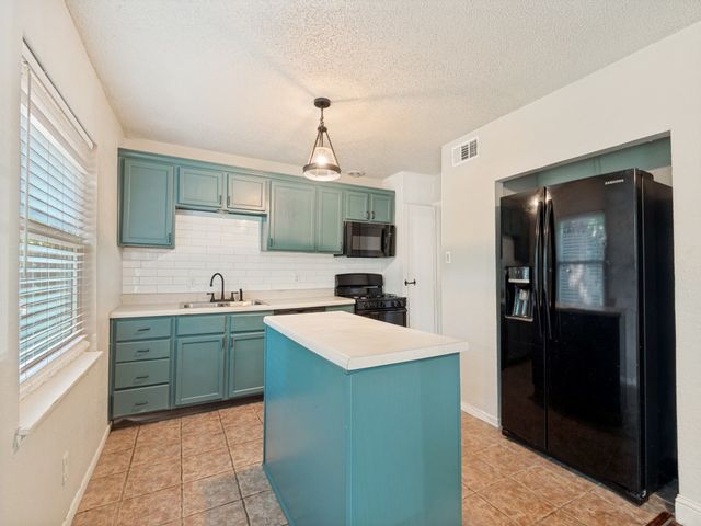 913 W Inwood Drive, Arlington, TX 76013