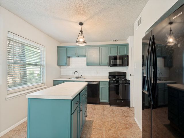 913 W Inwood Drive, Arlington, TX 76013