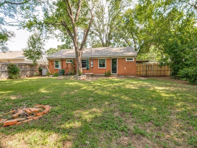 913 W Inwood Drive, Arlington, TX 76013