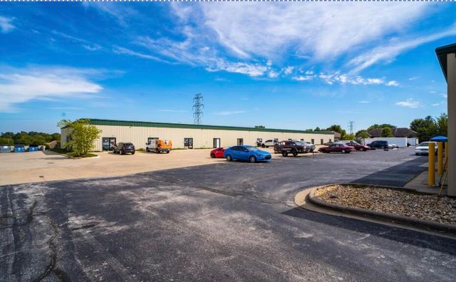 4270 S Hillcrest Avenue, Springfield, MO 65810