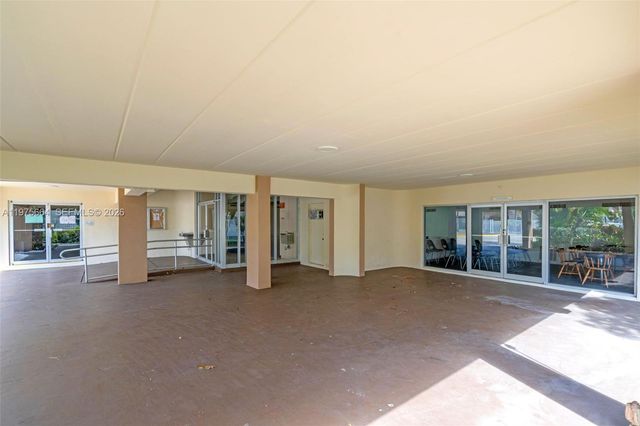 1530 NE 191st St 105, Miami, FL 33179