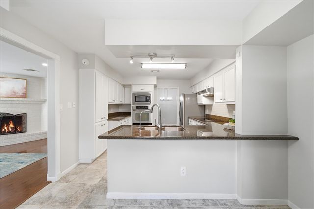 727 Bunker Hill Road 7, Houston, TX 77024