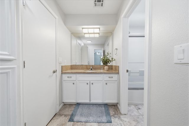 727 Bunker Hill Road 7, Houston, TX 77024