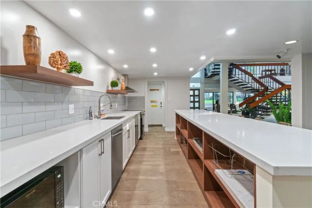 8650 Gulana, Playa Del Rey, CA 90293