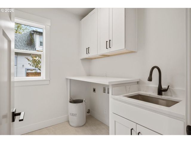 4234 Se YAMHILL St, Portland, OR 97215