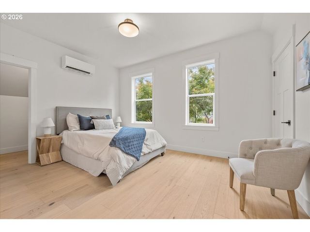 4234 Se YAMHILL St, Portland, OR 97215