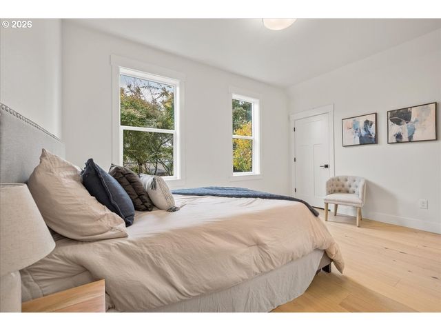 4234 Se YAMHILL St, Portland, OR 97215