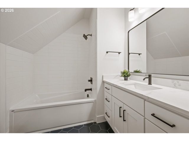 4234 Se YAMHILL St, Portland, OR 97215