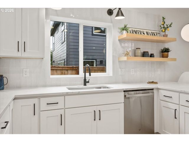 4234 Se YAMHILL St, Portland, OR 97215