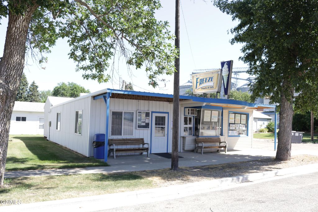 210 6th Avenue, Edgeley, ND 58433