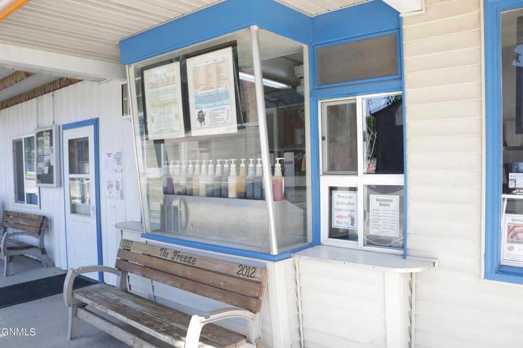 210 6th Avenue, Edgeley, ND 58433 photo 2