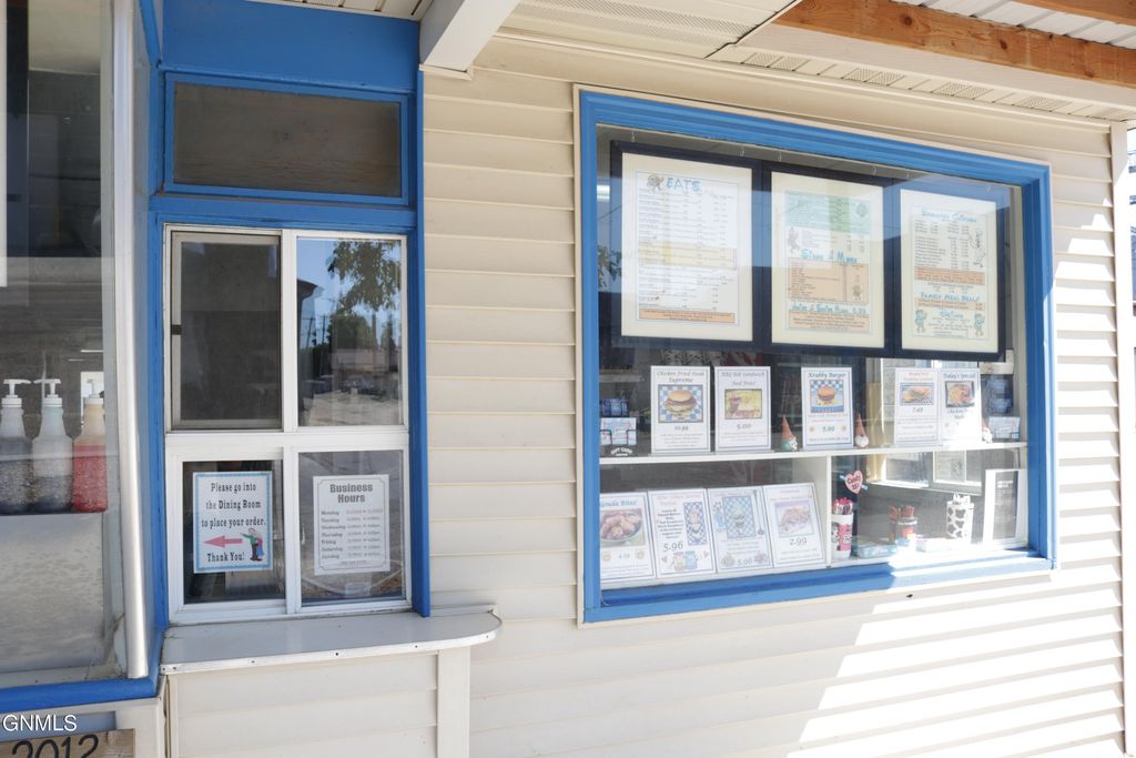 210 6th Avenue, Edgeley, ND 58433 photo 3