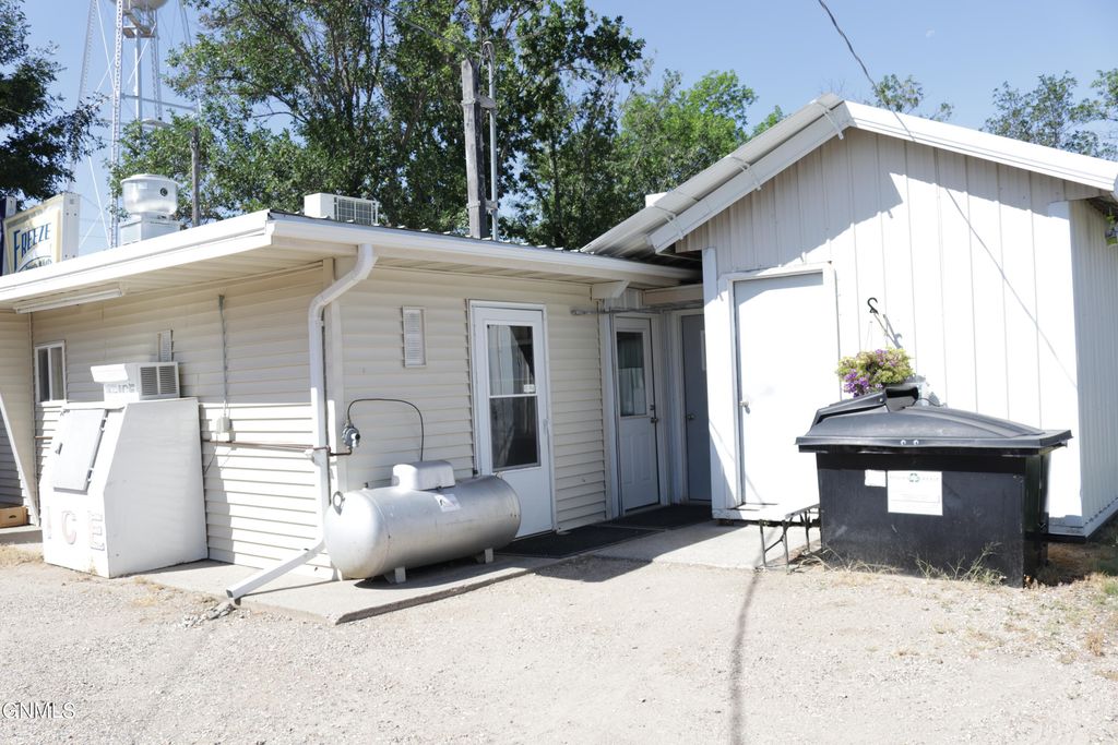 210 6th Avenue, Edgeley, ND 58433 photo 4