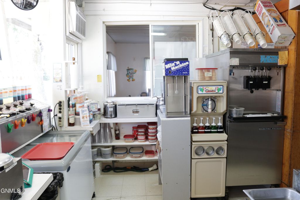 210 6th Avenue, Edgeley, ND 58433 photo 5