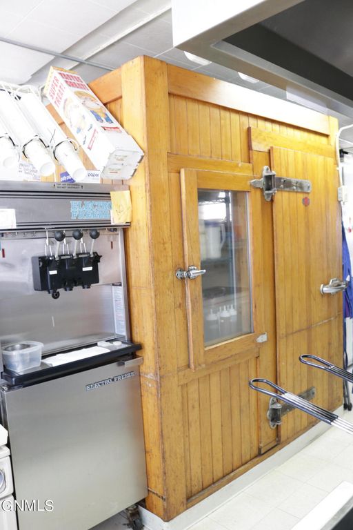 210 6th Avenue, Edgeley, ND 58433 photo 7