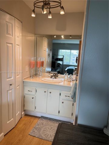 9310 Sunrise Lakes Blvd 304, Sunrise, FL 33322