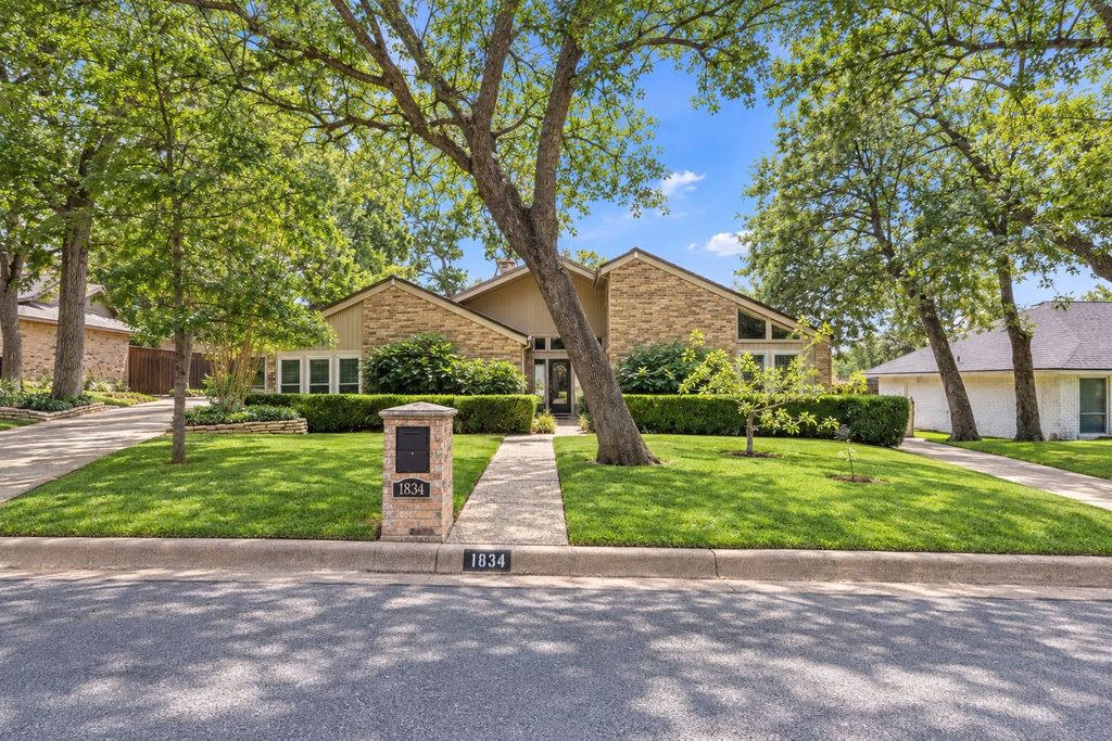 1834 Rhinevalley Drive, Arlington, TX 76012 — exterior