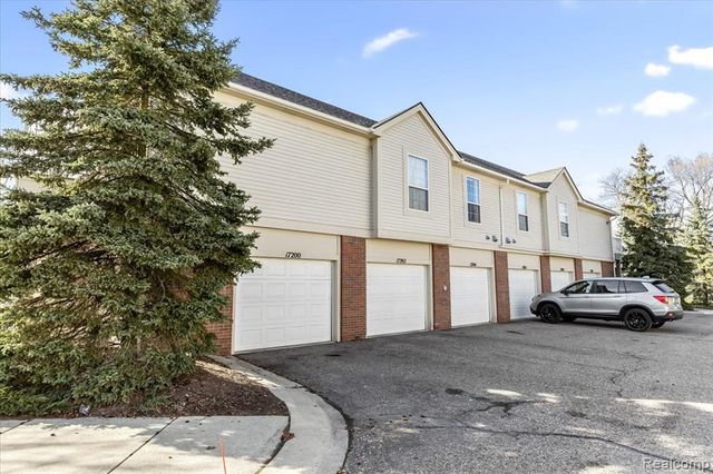 17104 Chesapeake Circle, Walled Lake, MI 48390