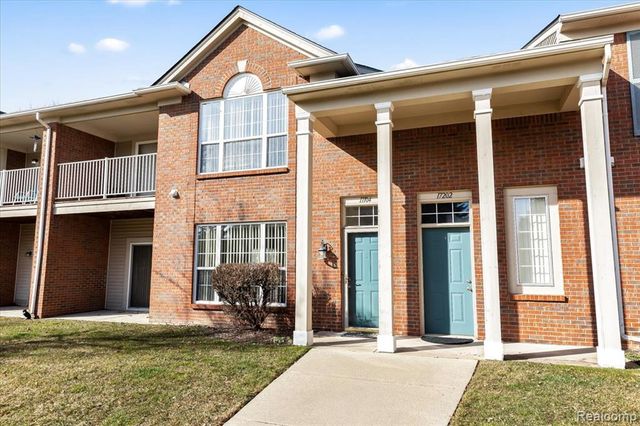 17104 Chesapeake Circle, Walled Lake, MI 48390