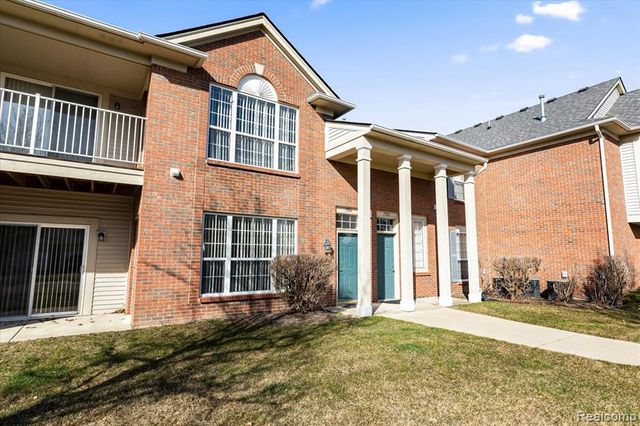 17104 Chesapeake Circle, Walled Lake, MI 48390