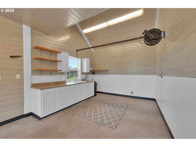 27730 ERICKSON Rd, Eugene, OR 97402