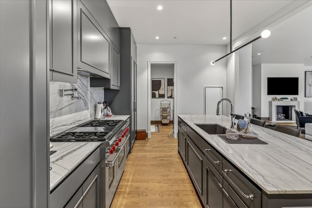 21 N May Street 501, Chicago, IL 60607