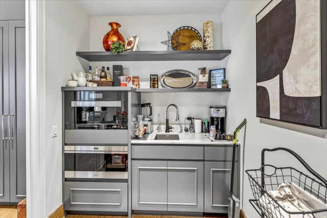 21 N May Street 501, Chicago, IL 60607